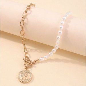 Asymmetric pearl necklace